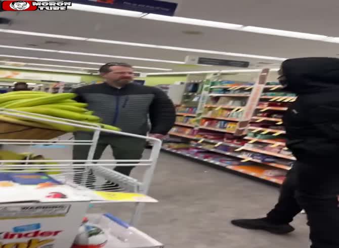 Video :Amazing - He permits himself to steal and hurl objects at those who obstruct his path
